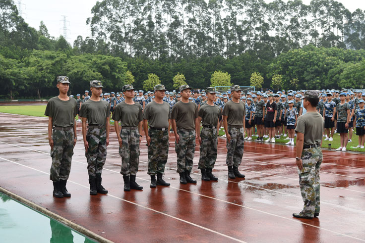 肇庆市国防教育训练基地训练部大队教官进行演示